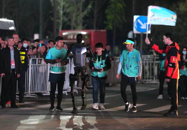 冠达管理 中途能换电池？怎么评奖？人形机器人马拉松赛制细节揭秘