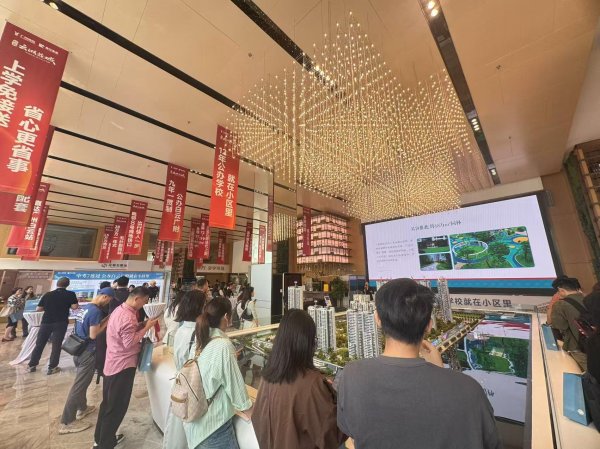 龙信金融 房企半年考大洗牌：千亿房企剩4家，头部却砸5000亿“抢地”